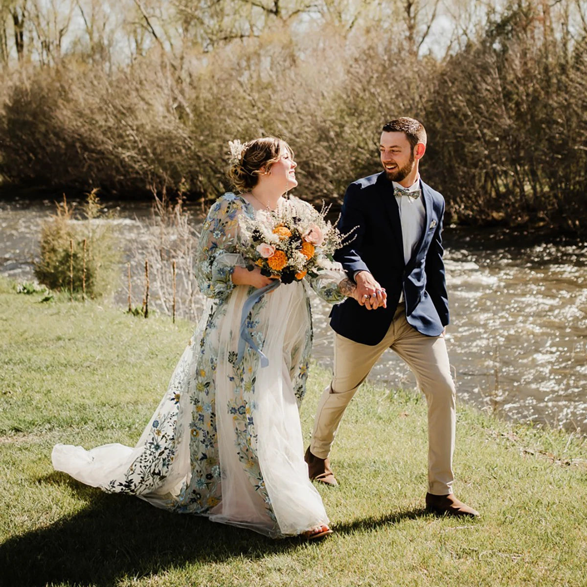 Plus Size Long Bishop Sleeves Green Wedding Dresses Backless Embroidered Blossom Customized Brush Train V Neck Bridal Gowns