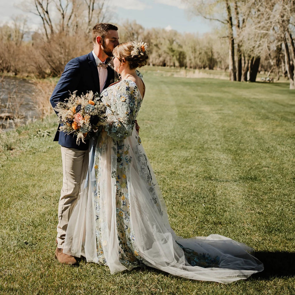 Plus Size Long Bishop Sleeves Green Wedding Dresses Backless Embroidered Blossom Customized Brush Train V Neck Bridal Gowns
