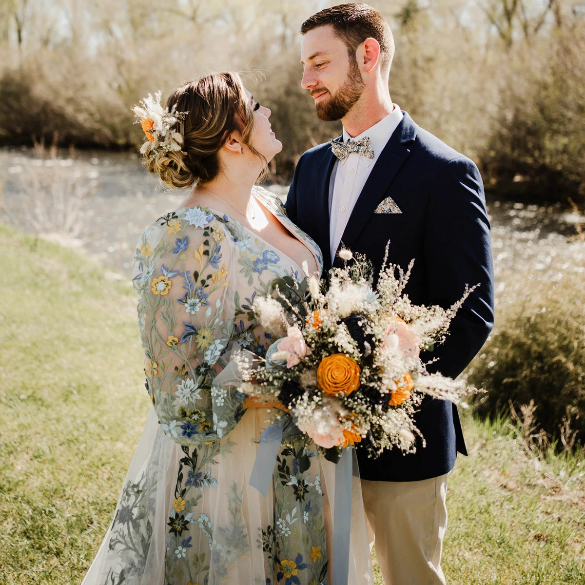Plus Size Long Bishop Sleeves Green Wedding Dresses Backless Embroidered Blossom Customized Brush Train V Neck Bridal Gowns