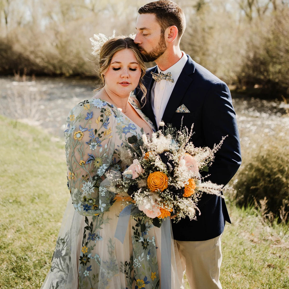Plus Size Long Bishop Sleeves Green Wedding Dresses Backless Embroidered Blossom Customized Brush Train V Neck Bridal Gowns