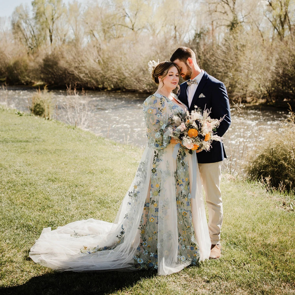 Plus Size Long Bishop Sleeves Green Wedding Dresses Backless Embroidered Blossom Customized Brush Train V Neck Bridal Gowns