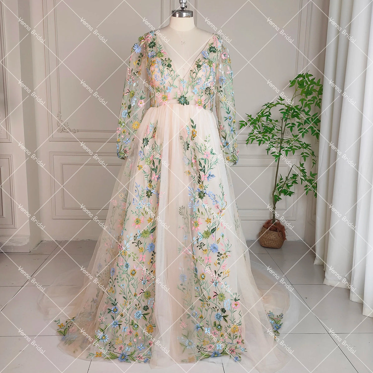Plus Size Long Bishop Sleeves Green Wedding Dresses Backless Embroidered Blossom Customized Brush Train V Neck Bridal Gowns